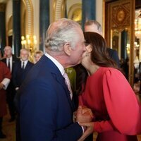 Carlos III besa a Mary de Dinamarca en presencia de Federico de Dinamarca en la recepción previa a la coronación de Carlos III