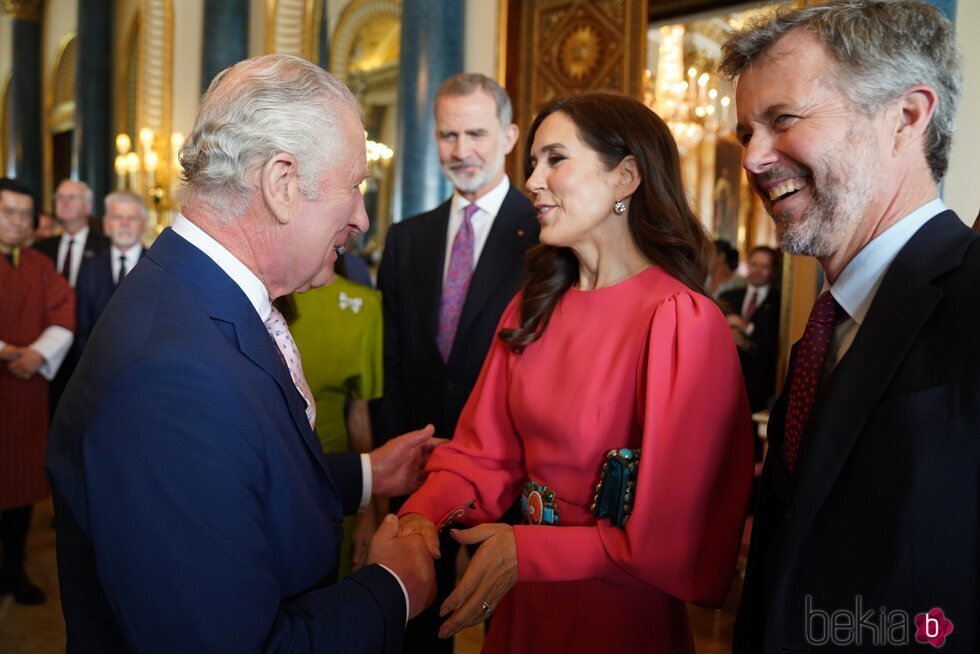 Carlos III saluda a Federico y Mary de Dinamarca en presencia de Felipe VI en la recepción previa a la coronación de Carlos III
