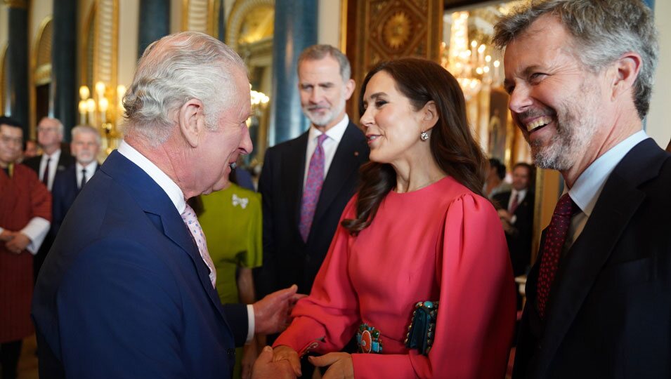 Carlos III saluda a Federico y Mary de Dinamarca en presencia de Felipe VI en la recepción previa a la coronación de Carlos III
