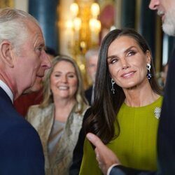 La Reina Letizia mira a Felipe VI mientras habla con Carlos III en la recepción previa a la coronación de Carlos III