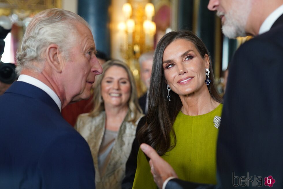 La Reina Letizia mira a Felipe VI mientras habla con Carlos III en la recepción previa a la coronación de Carlos III