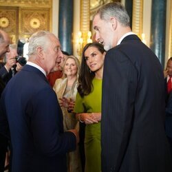 El Rey Carlos III y los Reyes Felipe y Letizia en la recepción previa a la coronación de Carlos III