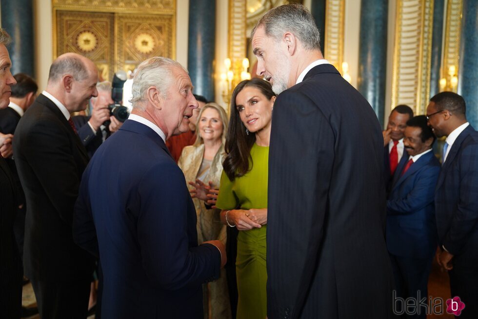 El Rey Carlos III y los Reyes Felipe y Letizia en la recepción previa a la coronación de Carlos III