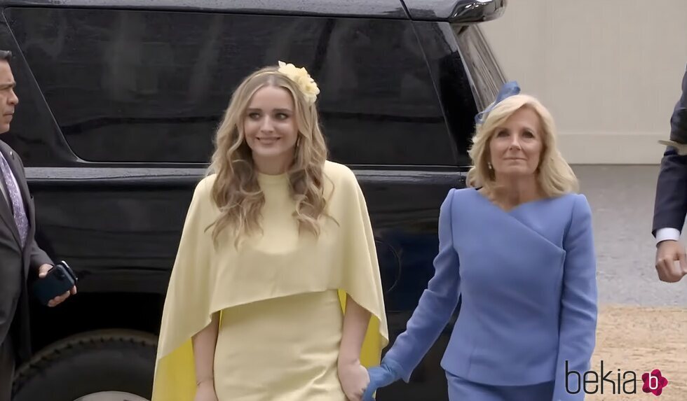 Jill Biden y su nieta Finnegan en la Coronación del Rey Carlos III
