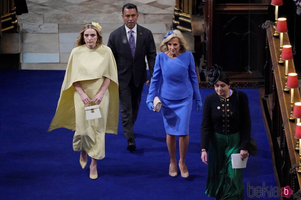 Jill Biden y su nieta Finnegan acudiendo a la Coronación del Rey Carlos III
