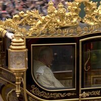 El Rey Carlos III en la carroza durante la procesión hasta la Abadía de Westminster