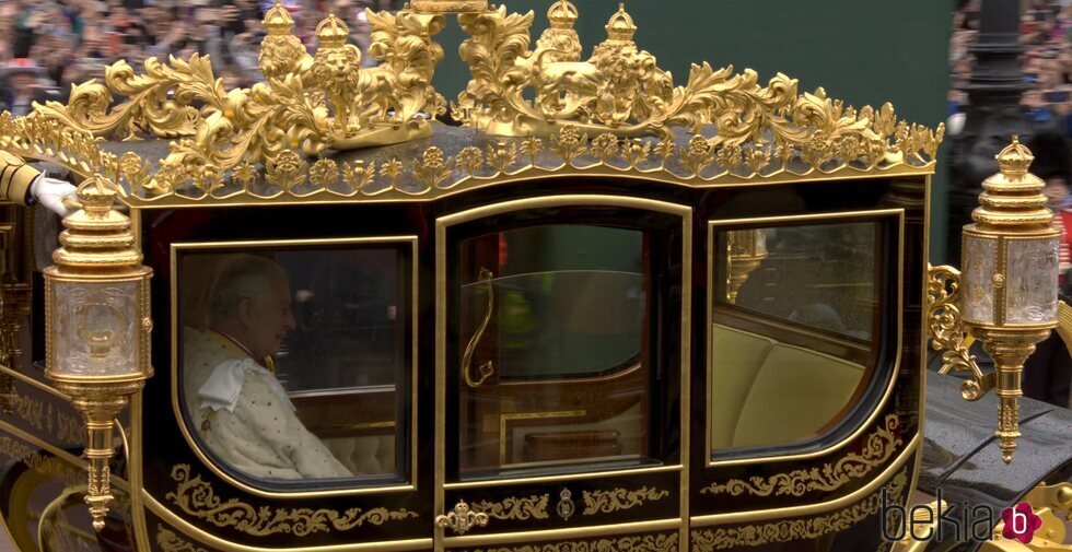 El Rey Carlos III en la carroza durante la procesión hasta la Abadía de Westminster