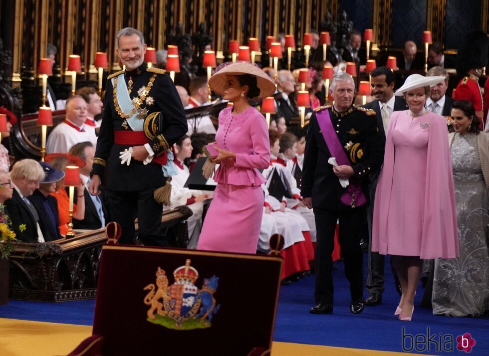 El Rey Felipe y la Reina Letizia y los Reyes Felipe y Matilde de Bélgica en la Coronación de Carlos III