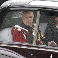 El Príncipe Andrés y Eugenia de York llegando a la Coronación de Carlos III