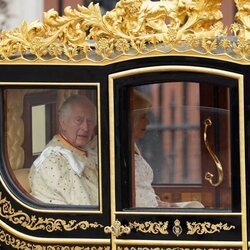 El Rey Carlos III y la Reina Camilla en la carroza antes de la Coronación