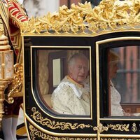 El Rey Carlos III y la Reina Camilla en la carroza antes de la Coronación