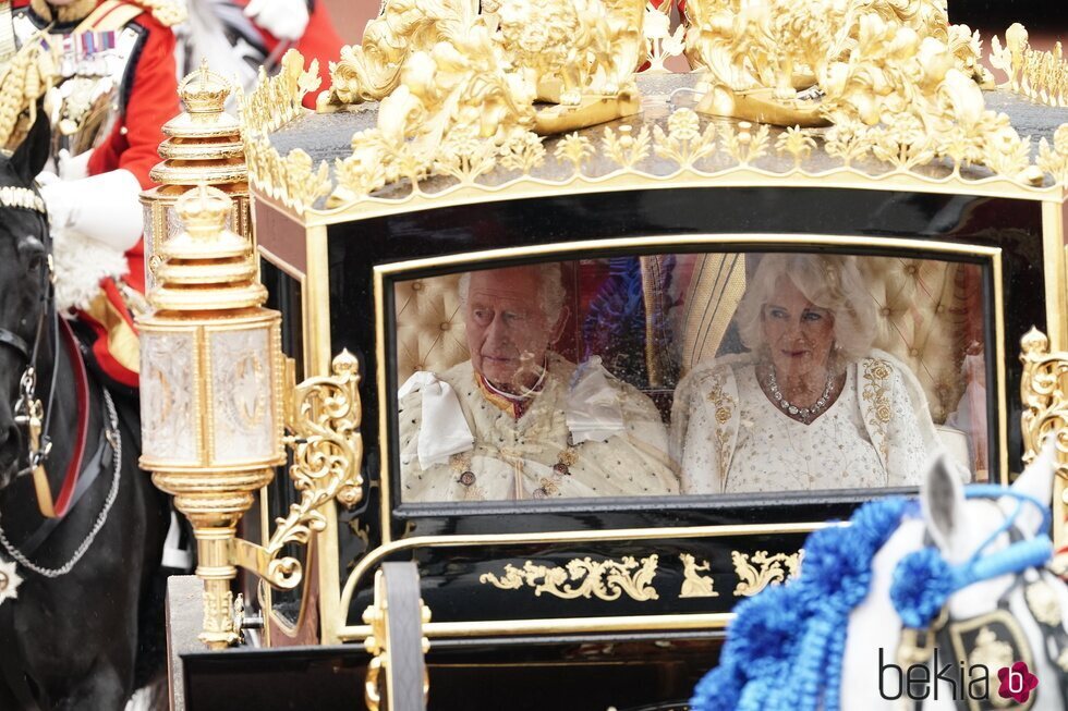 Los Reyes Carlos y Camilla en la carroza antes de la Coronación