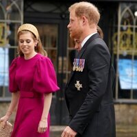 El Príncipe Harry y Beatriz de York en la Coronación de Carlos III
