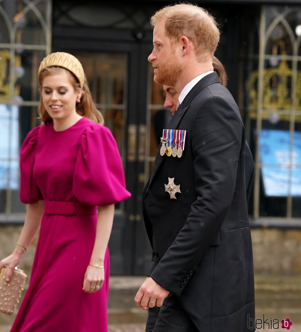El Príncipe Harry y Beatriz de York en la Coronación de Carlos III