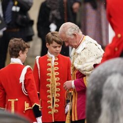 El Príncipe George y el Rey Carlos a su llegada a la Coronación