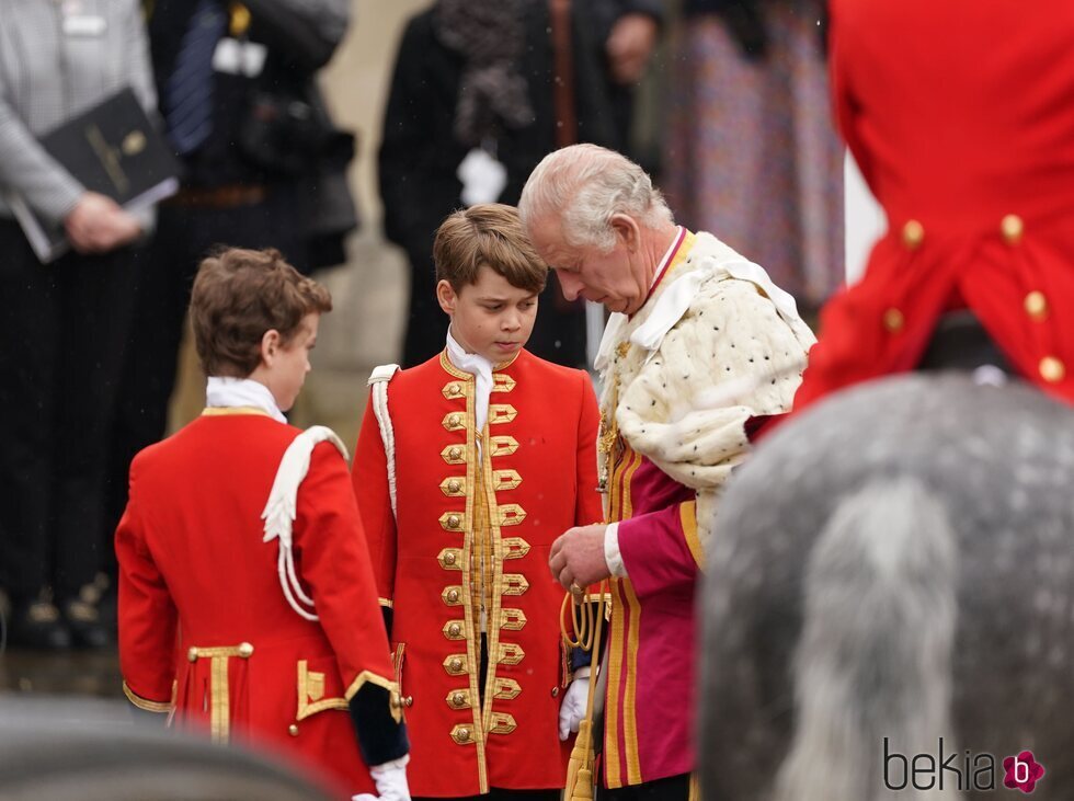 El Príncipe George y el Rey Carlos a su llegada a la Coronación