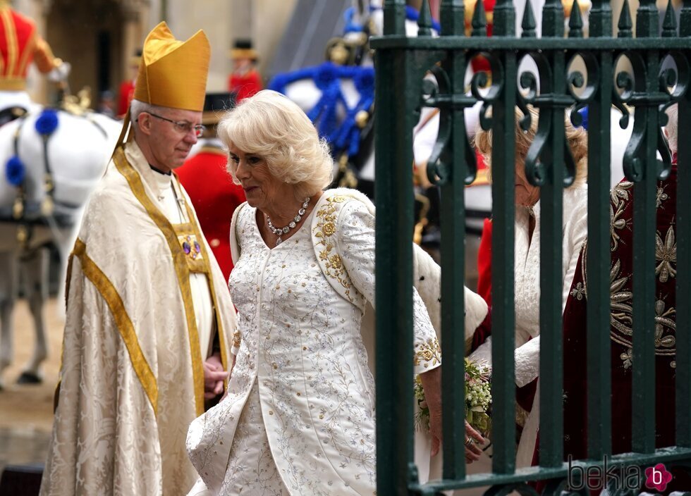 La Reina Camilla entra en la Abadía de Westminster para la Coronación