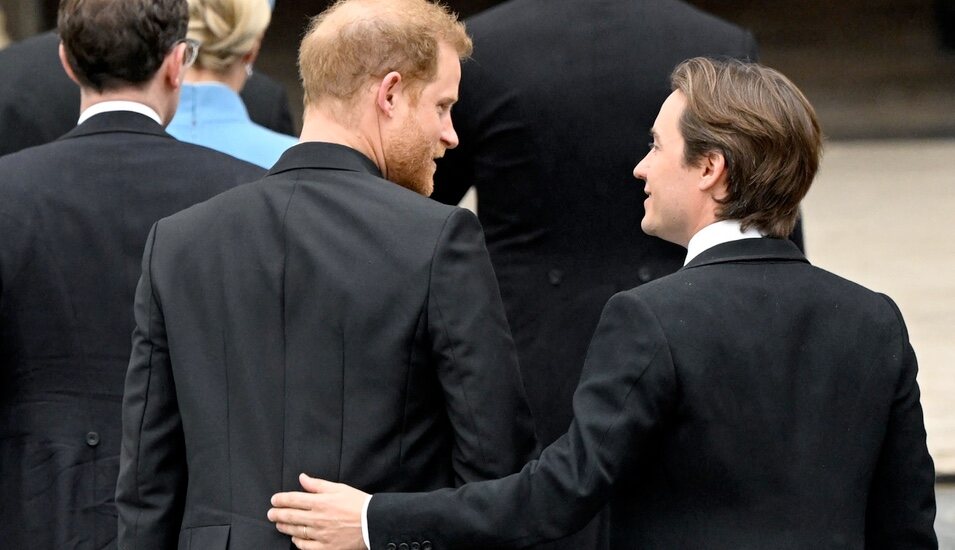 El Príncipe Harry y Edoardo Mappelli en la Coronación de Carlos III