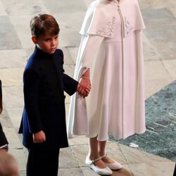 La Princesa Charlotte y el Príncipe Louis cogidos de la mano en la Coronación de Carlos III