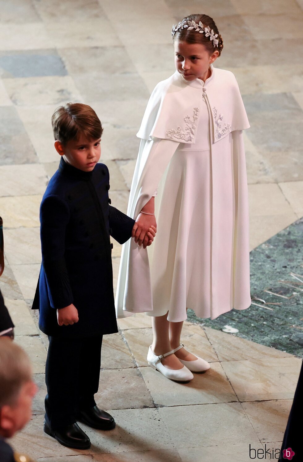 La Princesa Charlotte y el Príncipe Louis cogidos de la mano en la Coronación de Carlos III