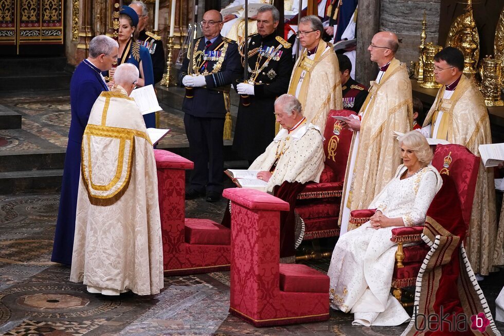 Los Reyes Carlos y Camilla en el servicio de la Coronación