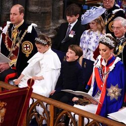 El Príncipe Louis bostezando durante la ceremonia de la Coronación de Carlos III