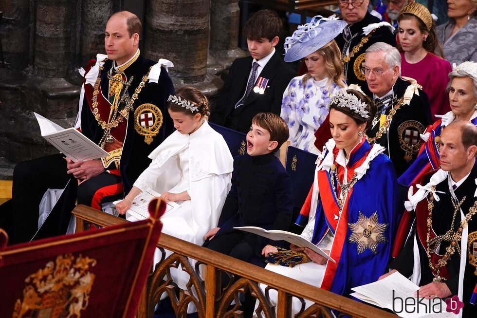 El Príncipe Louis bostezando durante la ceremonia de la Coronación de Carlos III