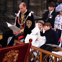 El Príncipe Louis y la Princesa Charlotte hablando durante la Coronación de Carlos III