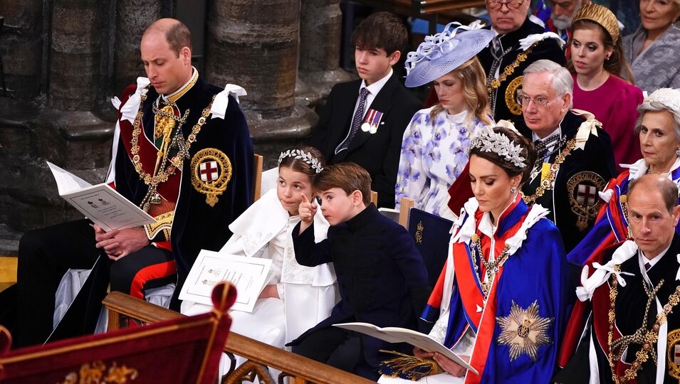 El Príncipe Louis y la Princesa Charlotte hablando durante la Coronación de Carlos III