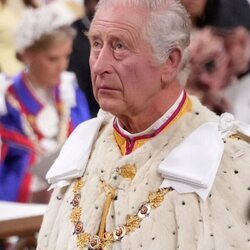 El Rey Carlos III con la mirada hacia arriba en la Coronación