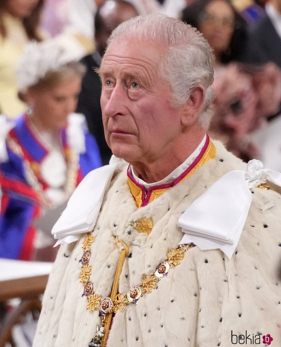 El Rey Carlos III con la mirada hacia arriba en la Coronación