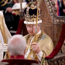 El Rey Carlos III con la corona de San Eduardo