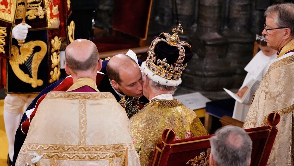 El Príncipe Guillermo besa a su padre, el Rey Carlos III, en el servicio de la Coronación