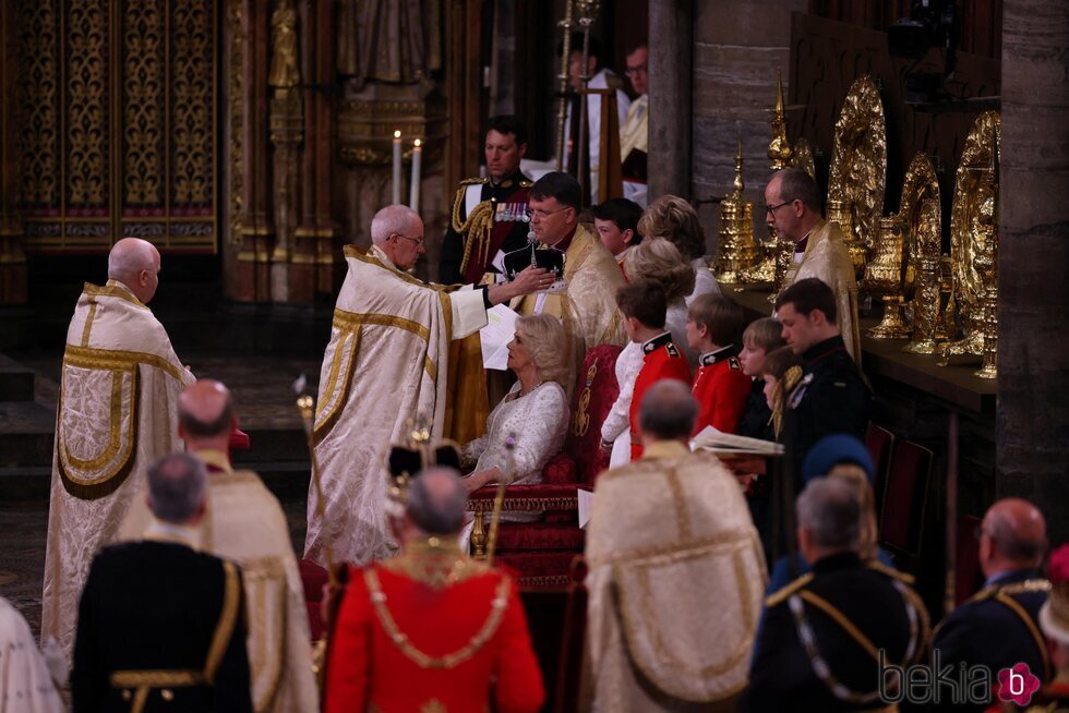 La Reina Camilla siendo coronada