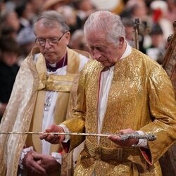 El Rey Carlos con una capa de oro en la Coronación