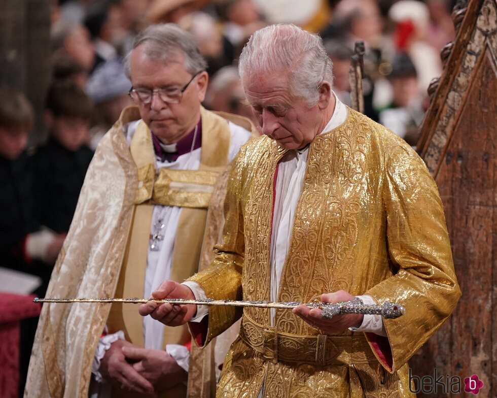 El Rey Carlos con una capa de oro en la Coronación