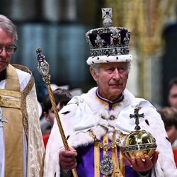 El Rey Carlos III con la corona, el cetro y orbe en la Coronación