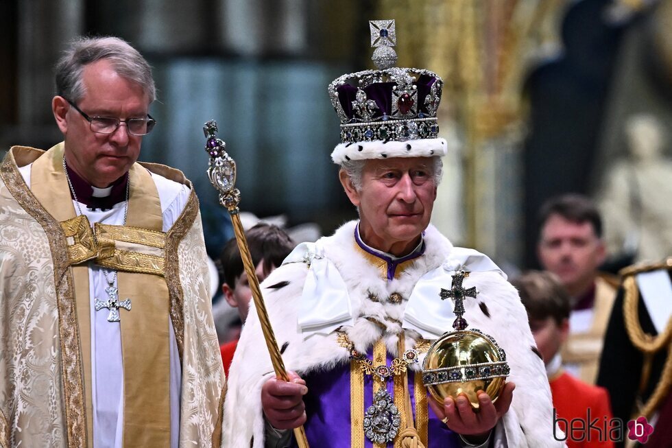El Rey Carlos III con la corona, el cetro y orbe en la Coronación