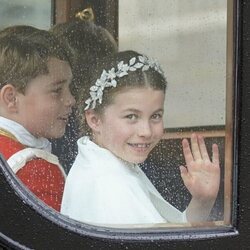 La Princesa Charlotte y el Príncipe George en la carroza tras la Coronación de Carlos III