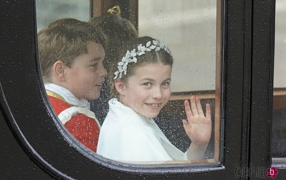 La Princesa Charlotte y el Príncipe George en la carroza tras la Coronación de Carlos III