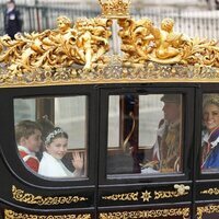 El Príncipe Guillermo y Kate Middleton y sus hijos en la Procesión de la Coronación en la Coronación de Carlos III