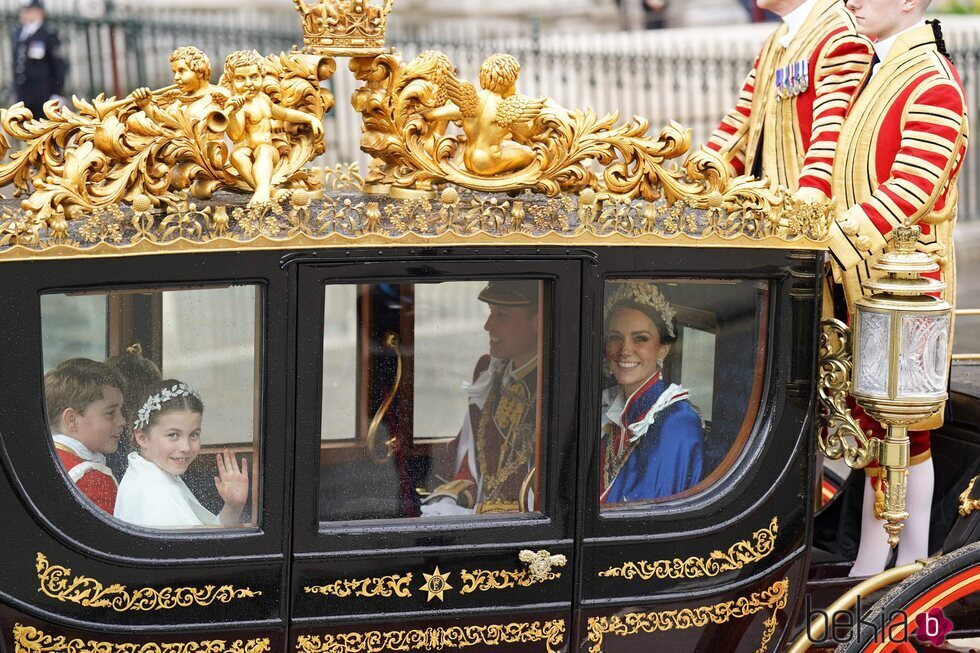 El Príncipe Guillermo y Kate Middleton y sus hijos en la Procesión de la Coronación en la Coronación de Carlos III