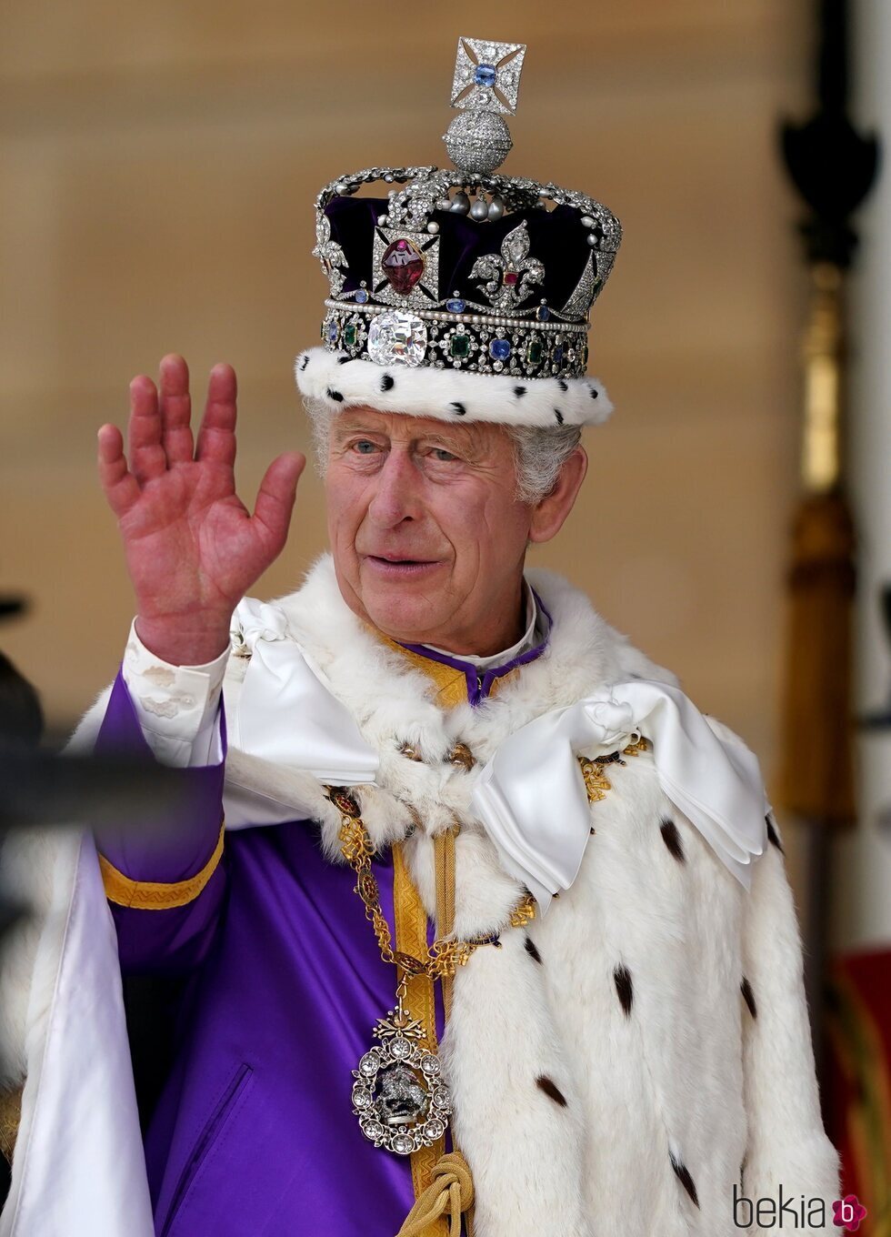 El Rey Carlos III saludando tras ser coronado