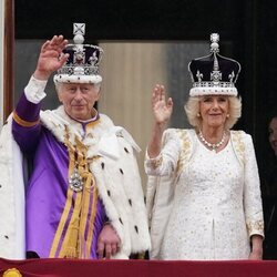 El Rey Carlos III y la Reina Camilla son fotografiados en el balcón de Buckingham Palace tras la Coronación