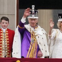 El Rey Carlos III y la Reina Camilla son fotografiados en el balcón de Buckingham Palace tras la Coronación