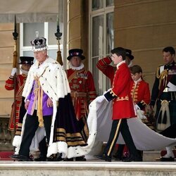 El Rey Carlos III saliendo a saludar a las tropas tras la Coronación