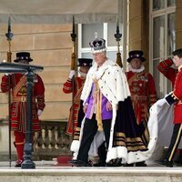 El Rey Carlos III saliendo a saludar a las tropas tras la Coronación