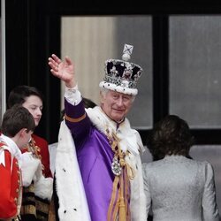 El Rey Carlos III saludando desde el balcón de Buckingham Palace tras la Coronación