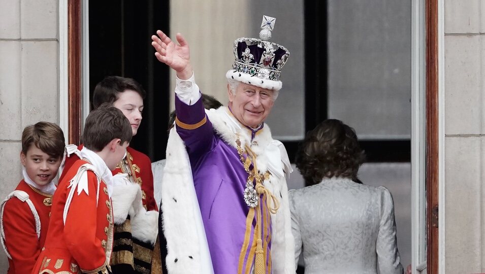 El Rey Carlos III saludando desde el balcón de Buckingham Palace tras la Coronación
