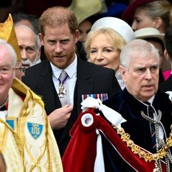 El Príncipe Harry y el Príncipe Andrés en la Coronación de Carlos III
